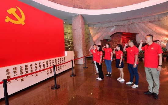 沿习之路东线团队在南湖革命纪念馆重温入党誓词.JPG